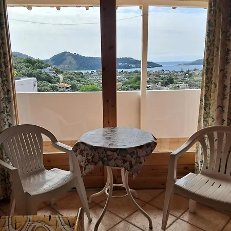 Camelia Skiathos stad